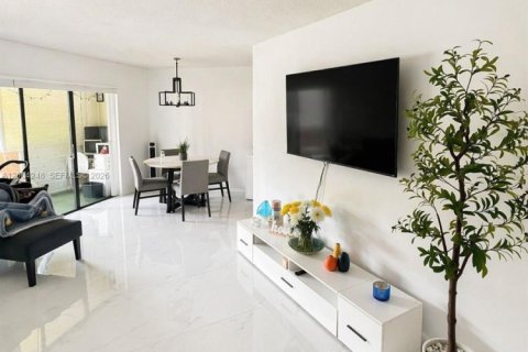 Condo in Plantation, Florida, 2 bedrooms  № 2068421 - photo 4