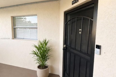 Condo in Plantation, Florida, 2 bedrooms  № 2068421 - photo 3