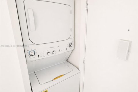 Condo in Plantation, Florida, 2 bedrooms  № 2068421 - photo 13