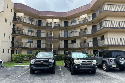 Condo in Plantation, Florida, 2 bedrooms  № 2068421 - photo 2