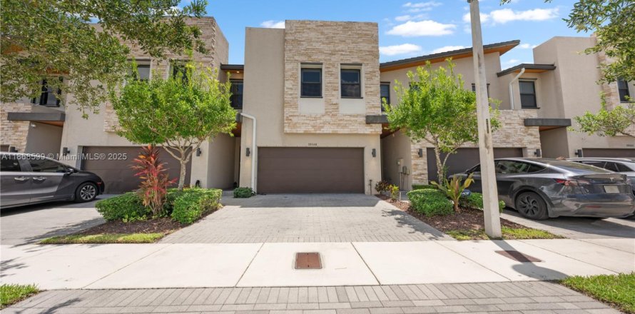 Townhouse in Doral, Florida 4 bedrooms, 195.56 sq.m. № 1896647