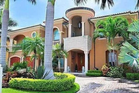 House in North Miami Beach, Florida 7 bedrooms, 436.64 sq.m. № 1715490 - photo 1