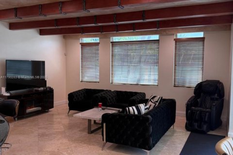 House in North Miami Beach, Florida 7 bedrooms, 436.64 sq.m. № 1715490 - photo 26