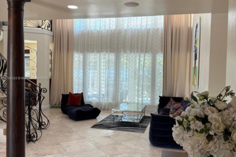 House in North Miami Beach, Florida 7 bedrooms, 436.64 sq.m. № 1715490 - photo 5