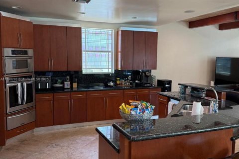 House in North Miami Beach, Florida 7 bedrooms, 436.64 sq.m. № 1715490 - photo 25