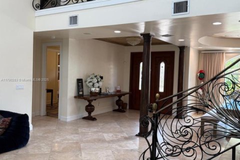 House in North Miami Beach, Florida 7 bedrooms, 436.64 sq.m. № 1715490 - photo 10