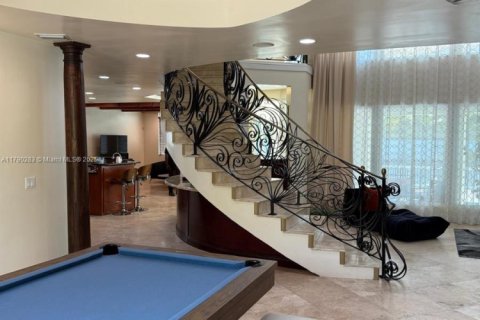 House in North Miami Beach, Florida 7 bedrooms, 436.64 sq.m. № 1715490 - photo 7