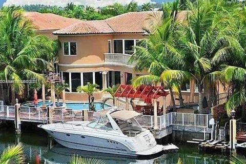 House in North Miami Beach, Florida 7 bedrooms, 436.64 sq.m. № 1715490 - photo 2
