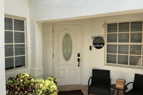 Casa en venta en Pembroke Pines, Florida, 4 dormitorios, 140.28 m2 № 1807069 - foto 3