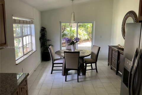 Casa en venta en Pembroke Pines, Florida, 4 dormitorios, 140.28 m2 № 1807069 - foto 14