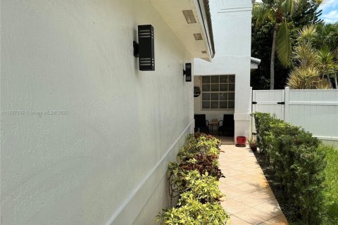 Casa en venta en Pembroke Pines, Florida, 4 dormitorios, 140.28 m2 № 1807069 - foto 2