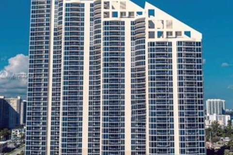 Снять в аренду кондоминиум в Санни-Айлс-Бич, Флорида 2 спальни, 147.71м2, № 1982704 - фото 1