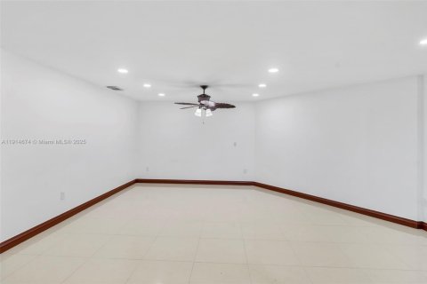 Casa en alquiler en Miami, Florida, 3 dormitorios, 133.31 m2 № 1970444 - foto 4