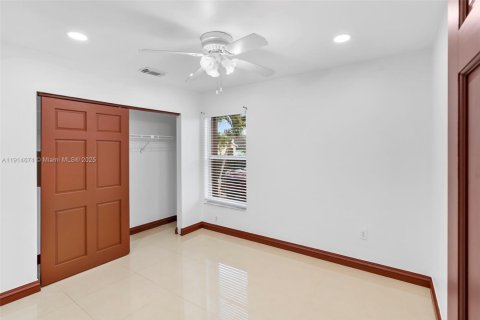 Casa en alquiler en Miami, Florida, 3 dormitorios, 133.31 m2 № 1970444 - foto 13