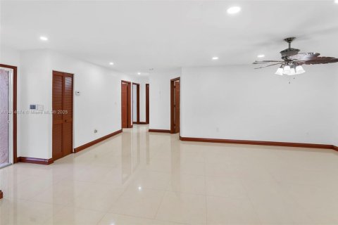 Casa en alquiler en Miami, Florida, 3 dormitorios, 133.31 m2 № 1970444 - foto 9