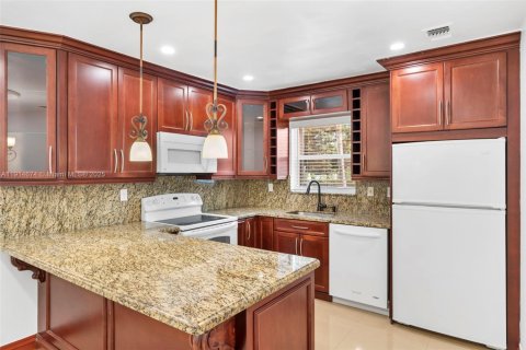 Casa en alquiler en Miami, Florida, 3 dormitorios, 133.31 m2 № 1970444 - foto 7