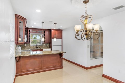 Casa en alquiler en Miami, Florida, 3 dormitorios, 133.31 m2 № 1970444 - foto 6