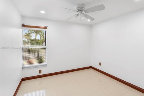 Casa en alquiler en Miami, Florida, 3 dormitorios, 133.31 m2 № 1970444 - foto 14