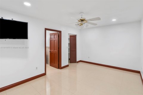 Casa en alquiler en Miami, Florida, 3 dormitorios, 133.31 m2 № 1970444 - foto 10