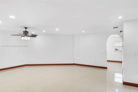 Casa en alquiler en Miami, Florida, 3 dormitorios, 133.31 m2 № 1970444 - foto 5