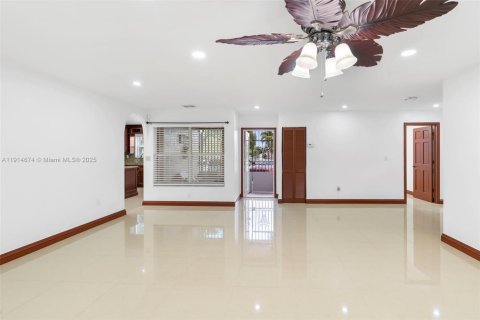 Casa en alquiler en Miami, Florida, 3 dormitorios, 133.31 m2 № 1970444 - foto 3