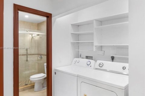 Casa en alquiler en Miami, Florida, 3 dormitorios, 133.31 m2 № 1970444 - foto 16