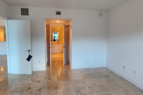 Condominio en venta en North Miami, Florida, 2 dormitorios, 148.92 m2 № 2176980 - foto 11