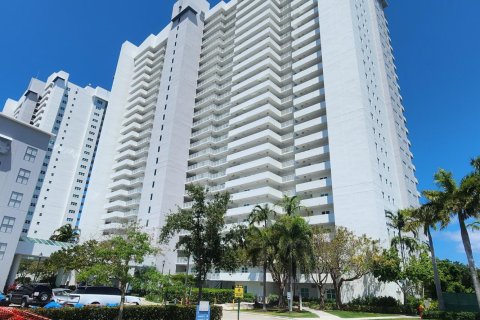 Condominio en venta en North Miami, Florida, 2 dormitorios, 148.92 m2 № 2176980 - foto 2