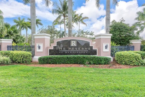 House in Miramar, Florida 5 bedrooms, 367.89 sq.m. № 1068517 - photo 1
