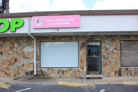 Propiedad comercial en alquiler en Port Richey, Florida № 1800114 - foto 2