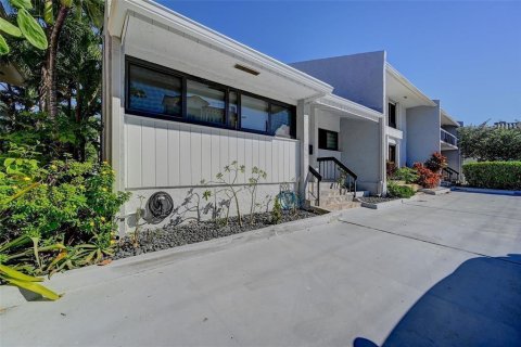 Condo in Hollywood, Florida, 2 bedrooms № 2086299 - photo 2