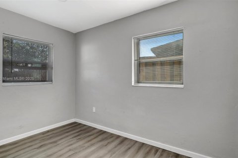 House in Fort Lauderdale, Florida 3 bedrooms, 84.73 sq.m. № 1476928 - photo 11
