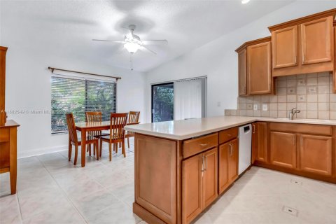 House in Plantation, Florida 3 bedrooms, 138.8 sq.m. № 1944811 - photo 12