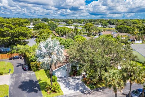 House in Plantation, Florida 3 bedrooms, 138.8 sq.m. № 1944811 - photo 3