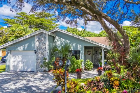 House in Plantation, Florida 3 bedrooms, 138.8 sq.m. № 1944811 - photo 1