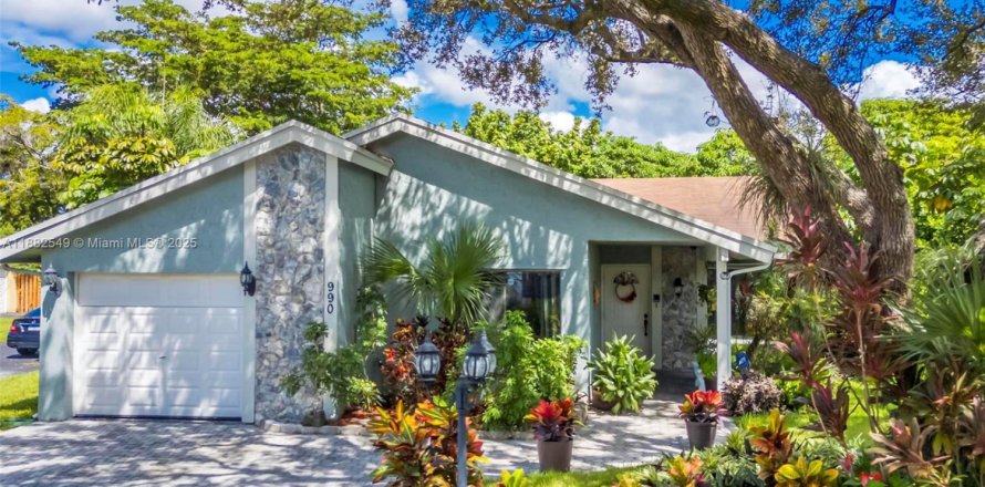 House in Plantation, Florida 3 bedrooms, 138.8 sq.m. № 1944811