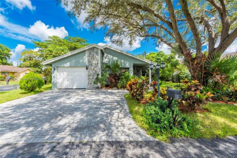 House in Plantation, Florida 3 bedrooms, 138.8 sq.m. № 1944811 - photo 2