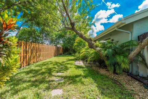 House in Plantation, Florida 3 bedrooms, 138.8 sq.m. № 1944811 - photo 27