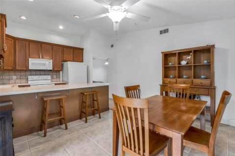 House in Plantation, Florida 3 bedrooms, 138.8 sq.m. № 1944811 - photo 13