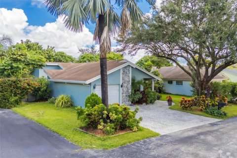 House in Plantation, Florida 3 bedrooms, 138.8 sq.m. № 1944811 - photo 4