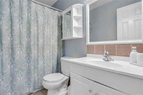 House in Plantation, Florida 3 bedrooms, 138.8 sq.m. № 1944811 - photo 25