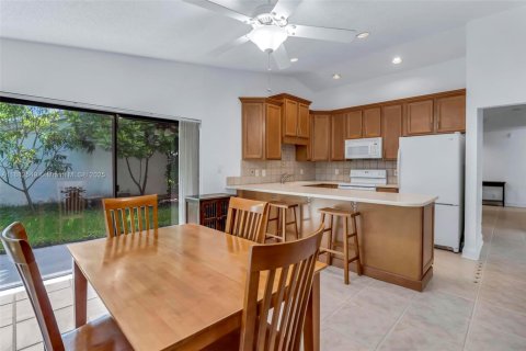 House in Plantation, Florida 3 bedrooms, 138.8 sq.m. № 1944811 - photo 10