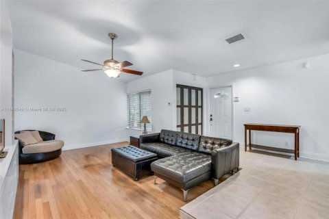 House in Plantation, Florida 3 bedrooms, 138.8 sq.m. № 1944811 - photo 5