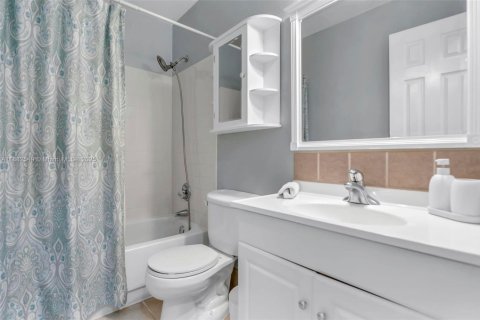 House in Plantation, Florida 3 bedrooms, 138.8 sq.m. № 1944811 - photo 24