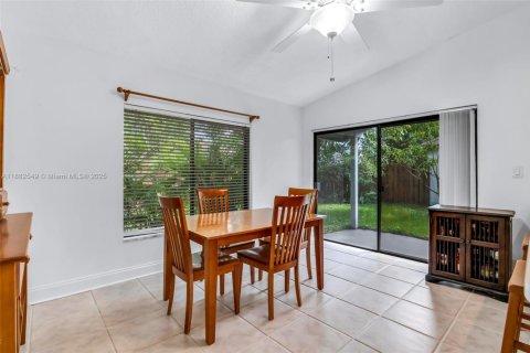 House in Plantation, Florida 3 bedrooms, 138.8 sq.m. № 1944811 - photo 14