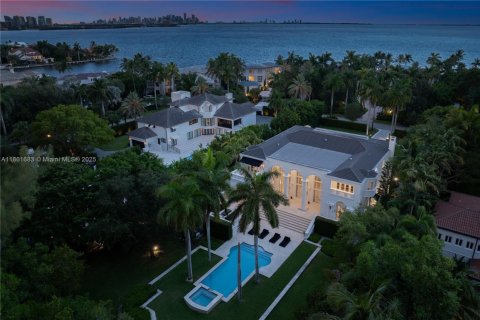 House in Coral Gables, Florida 6 bedrooms, 877 sq.m. № 1893035 - photo 1