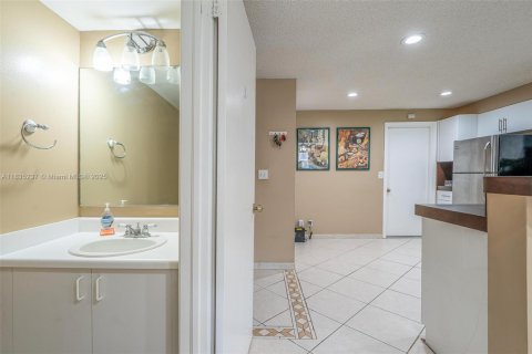 Townhouse in Weston, Florida 2 bedrooms, 105.07 sq.m. № 1818241 - photo 9