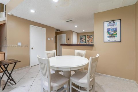 Townhouse in Weston, Florida 2 bedrooms, 105.07 sq.m. № 1818241 - photo 11