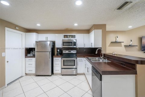 Townhouse in Weston, Florida 2 bedrooms, 105.07 sq.m. № 1818241 - photo 7