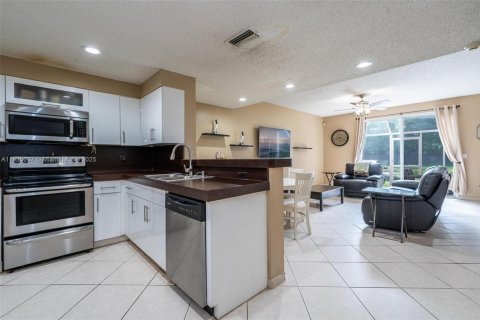 Townhouse in Weston, Florida 2 bedrooms, 105.07 sq.m. № 1818241 - photo 8